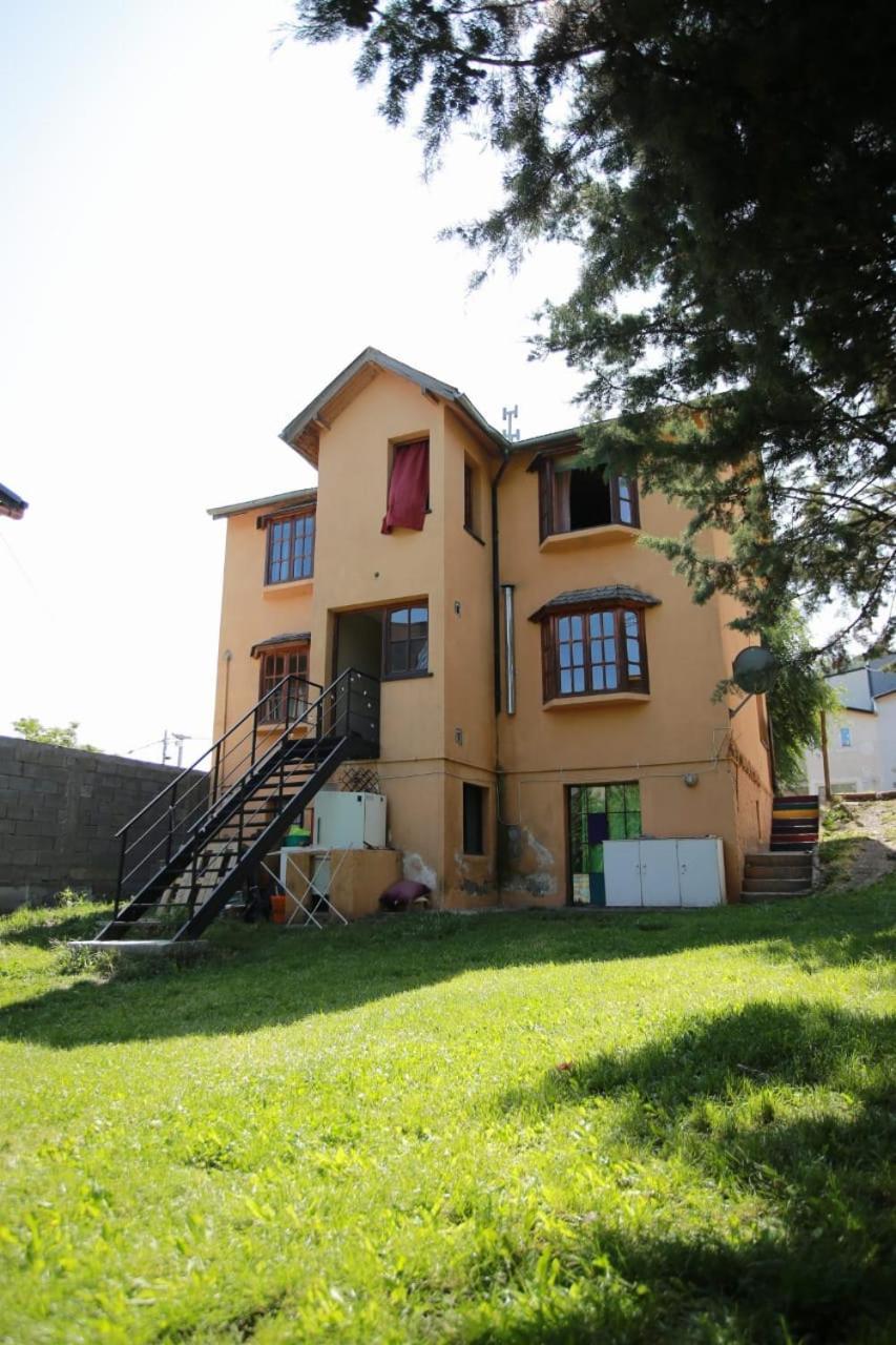 La Casa De Emma Hostel Esquel Ngoại thất bức ảnh